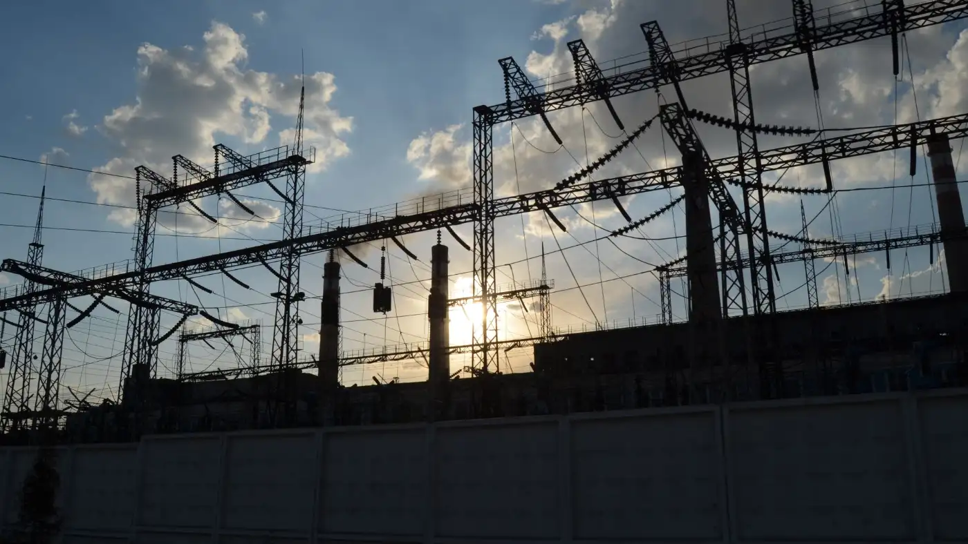 Umspannwerk im Gegenlicht der aufgehenden Sonne